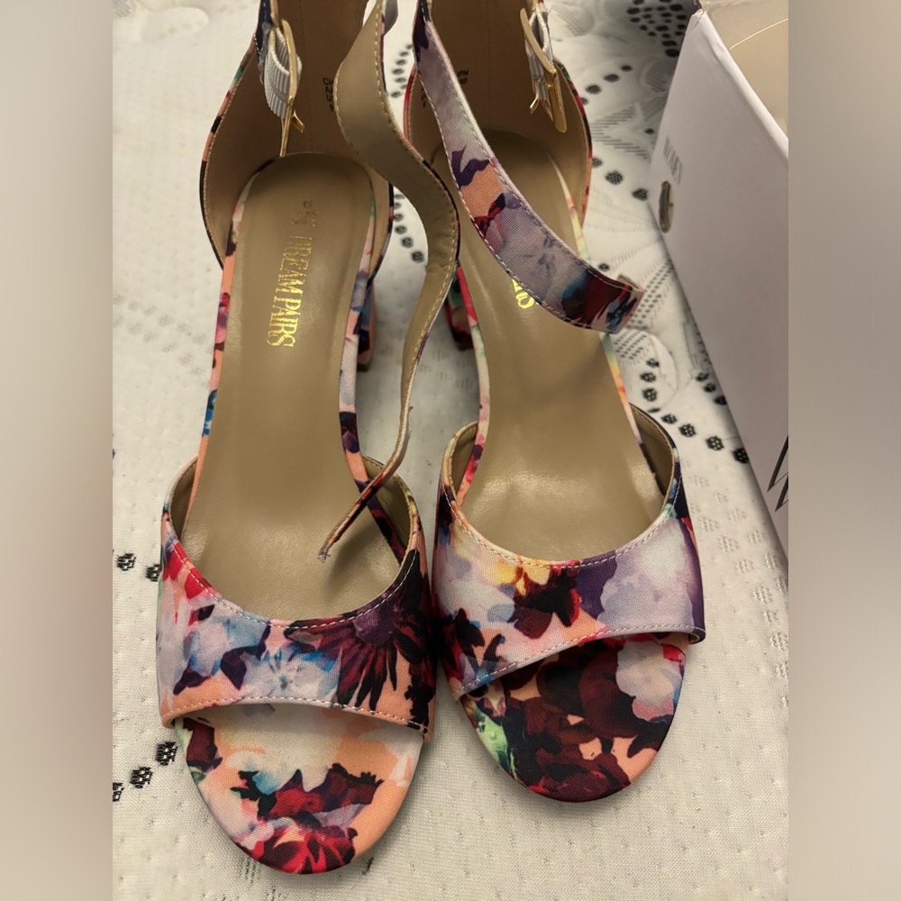 Dream Pairs floral heels. Size 9